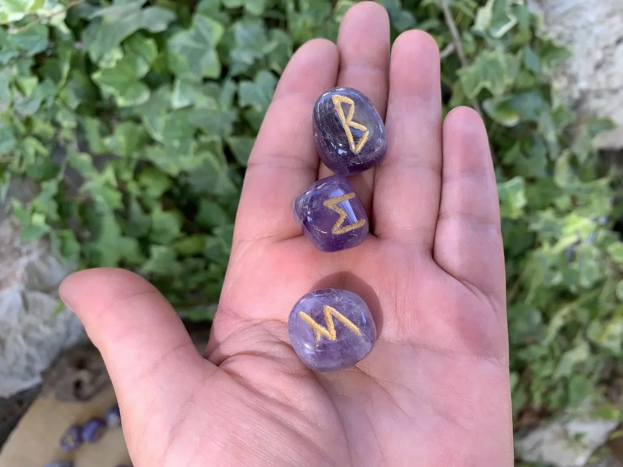 Set de 25 Runes Divinatoires en Améthyste Naturelle - Gravées à la Main