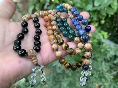 Mala Bouddhiste 108 perles 7 Chakras, Pierres naturelles et Bois de Santal - Collier Spirituel Fait main en Pièce Unique