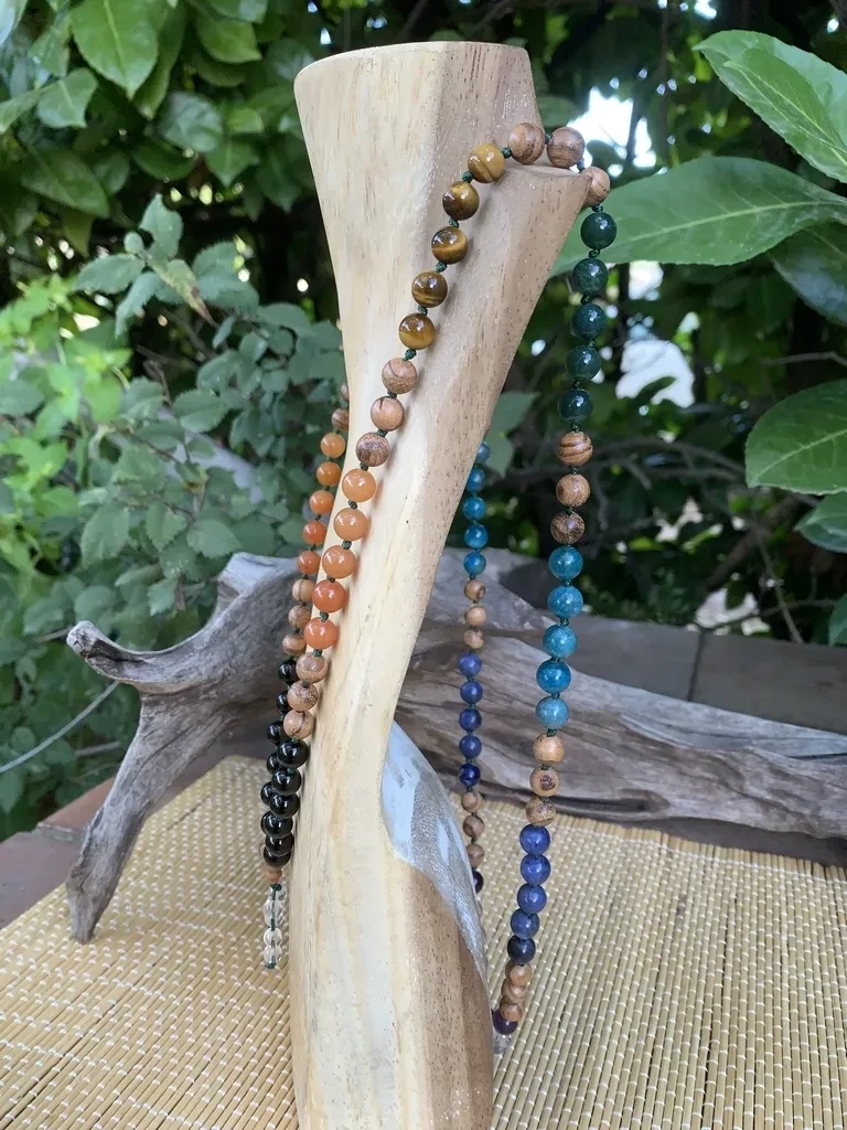 Mala Bouddhiste 108 perles 7 Chakras, Pierres naturelles et Bois de Santal - Collier Spirituel Fait main en Pièce Unique