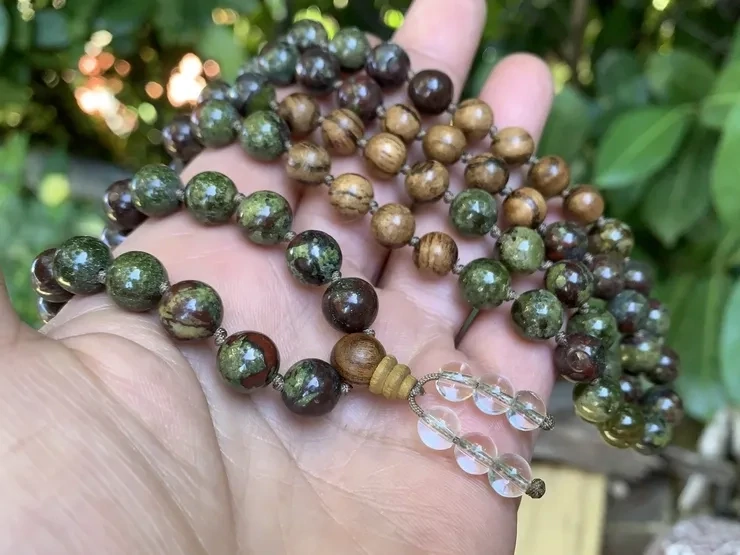 Mala 108 perles Naturelles Jaspe Sang de Dragon A, Grenat Vert A et Bois Santal - Collier Spirituel Fait main en Pièce Unique