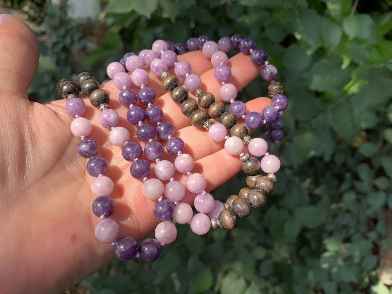 Mala Bouddhiste 108 perles Naturelles Lépidolite AA, Phosphosidérite AA, Argent 925 et Bois Ébène - Collier Spirituel Fait main en Pièce Unique
