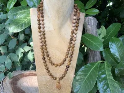 Mala Bouddhiste Lithothérapie et Aromathérapie Jaspe Éléphant, Cornaline  AA et Bois Arbovitae - Bijou Spirituel Fait Main en Pièce Unique