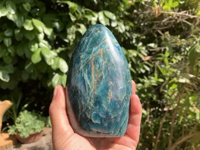 Apatite Bleue AA (790 g) Madagascar - Pierre Naturelle Qualité Supérieure