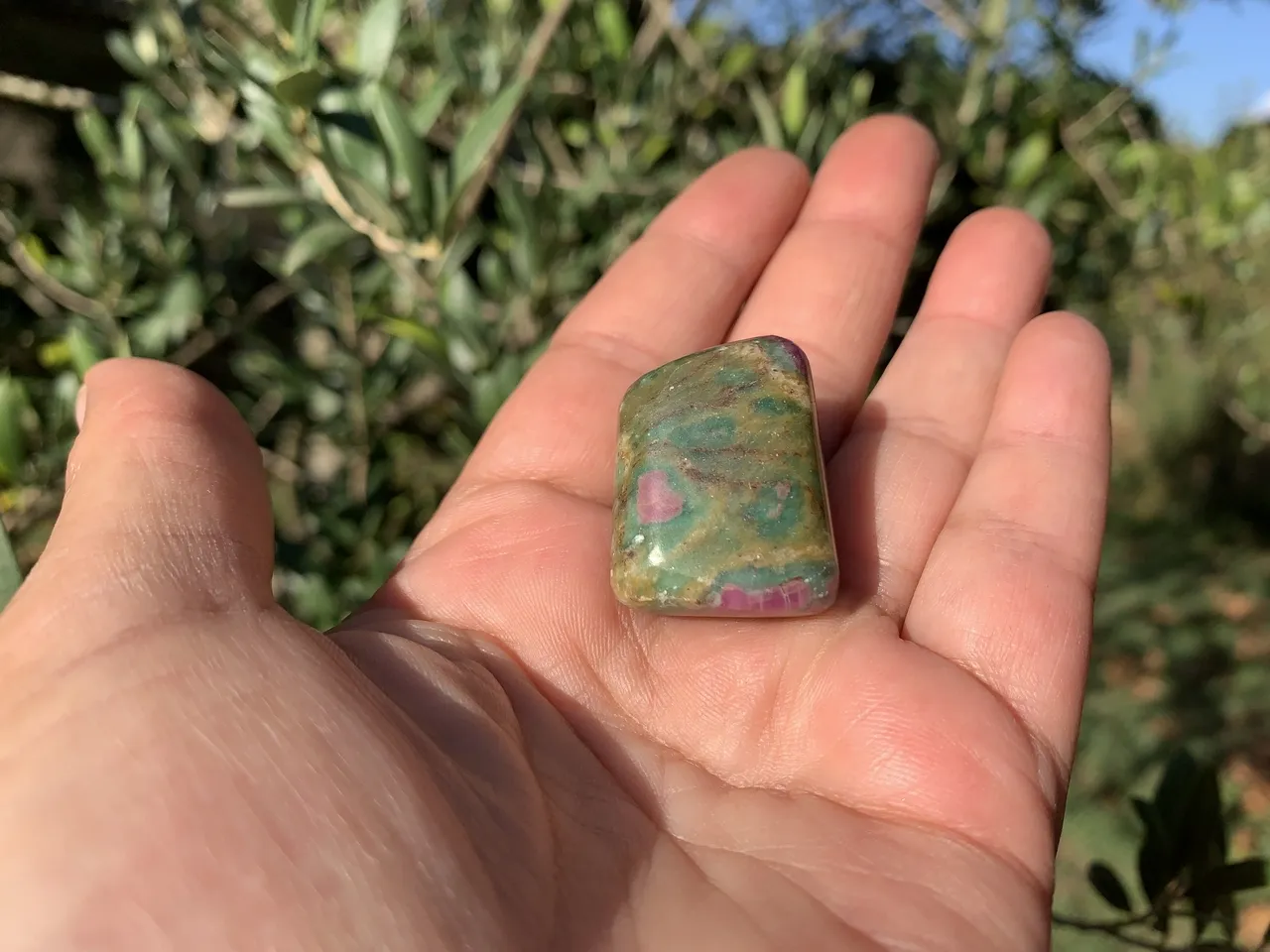 Pierre roulée Rubis sur Fuschite AA+ (22 g) - Inde - Pierre Naturelle Qualité Exceptionnelle