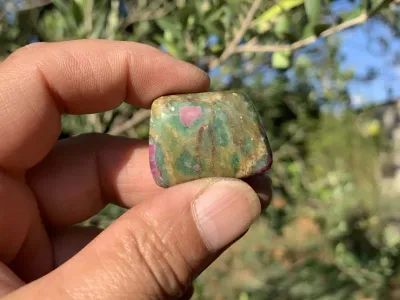 Pierre roulée Rubis sur Fuschite AA+ (22 g) - Inde - Pierre Naturelle Qualité Exceptionnelle