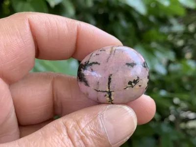 Pierre roulée Rhodonite AA (26 g) - Madagascar - Pierre Naturelle Qualité Supérieure