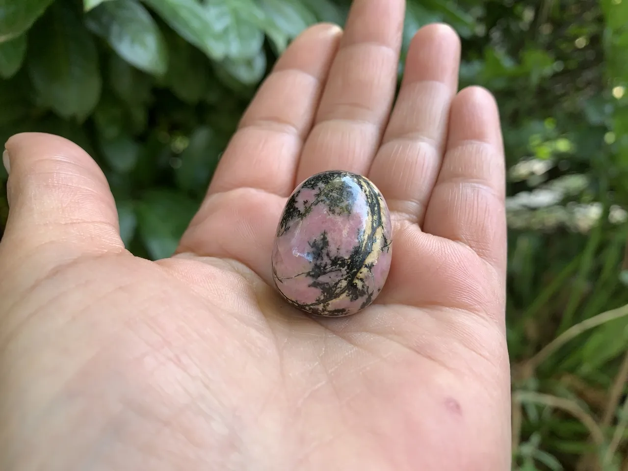Pierre roulée Rhodonite AA (26 g) - Madagascar - Pierre Naturelle Qualité Supérieure