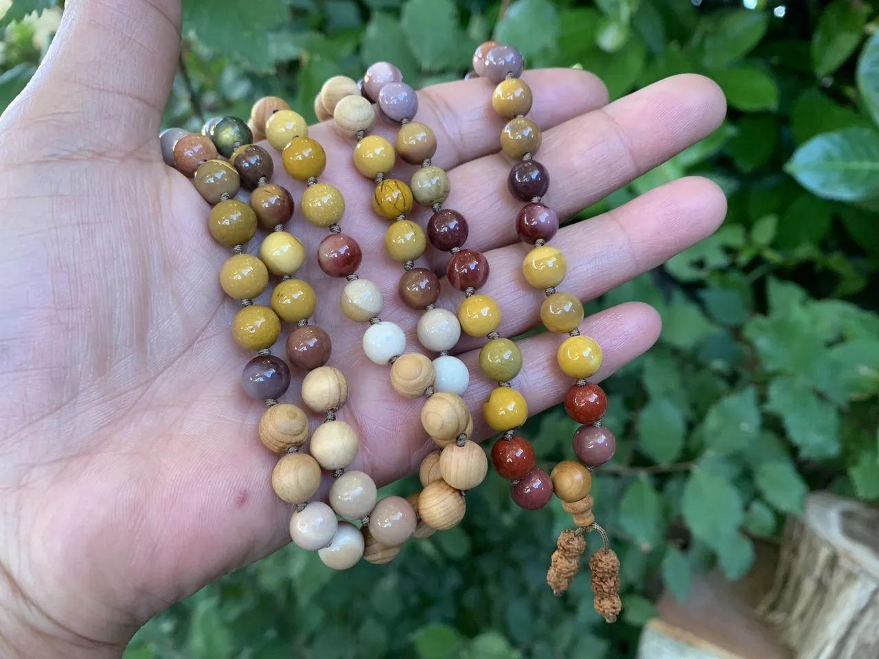 Mala Bouddhiste Lithothérapie et Aromathérapie Jaspe Mokaïte AA et Bois Arbovitae - Bijou Spirituel Fait Main en Pièce Unique