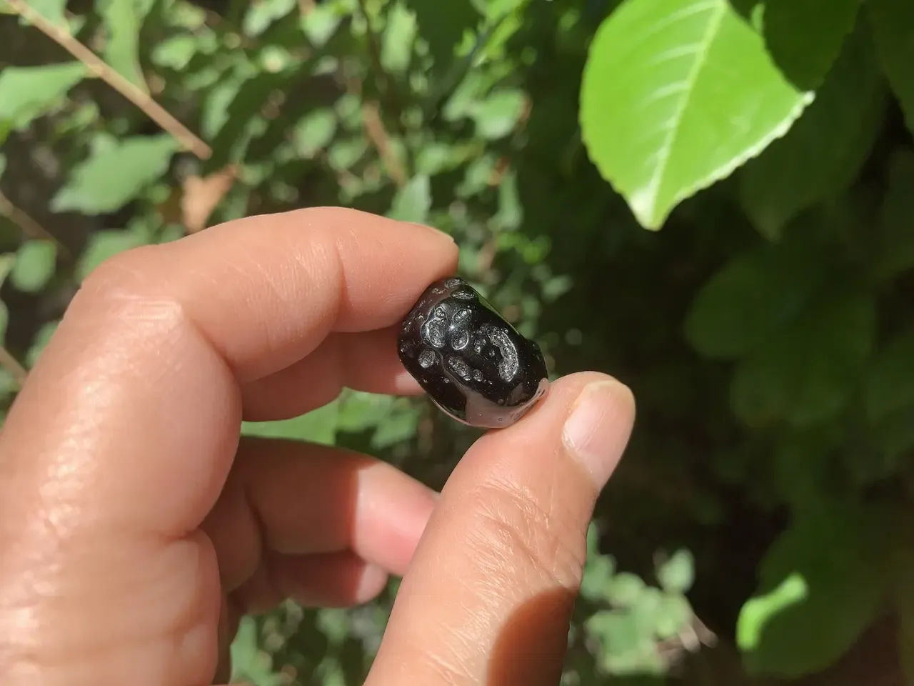 Pierre roulée Tectite Noire naturelle AA - Talisman & Télépathie - Allemagne