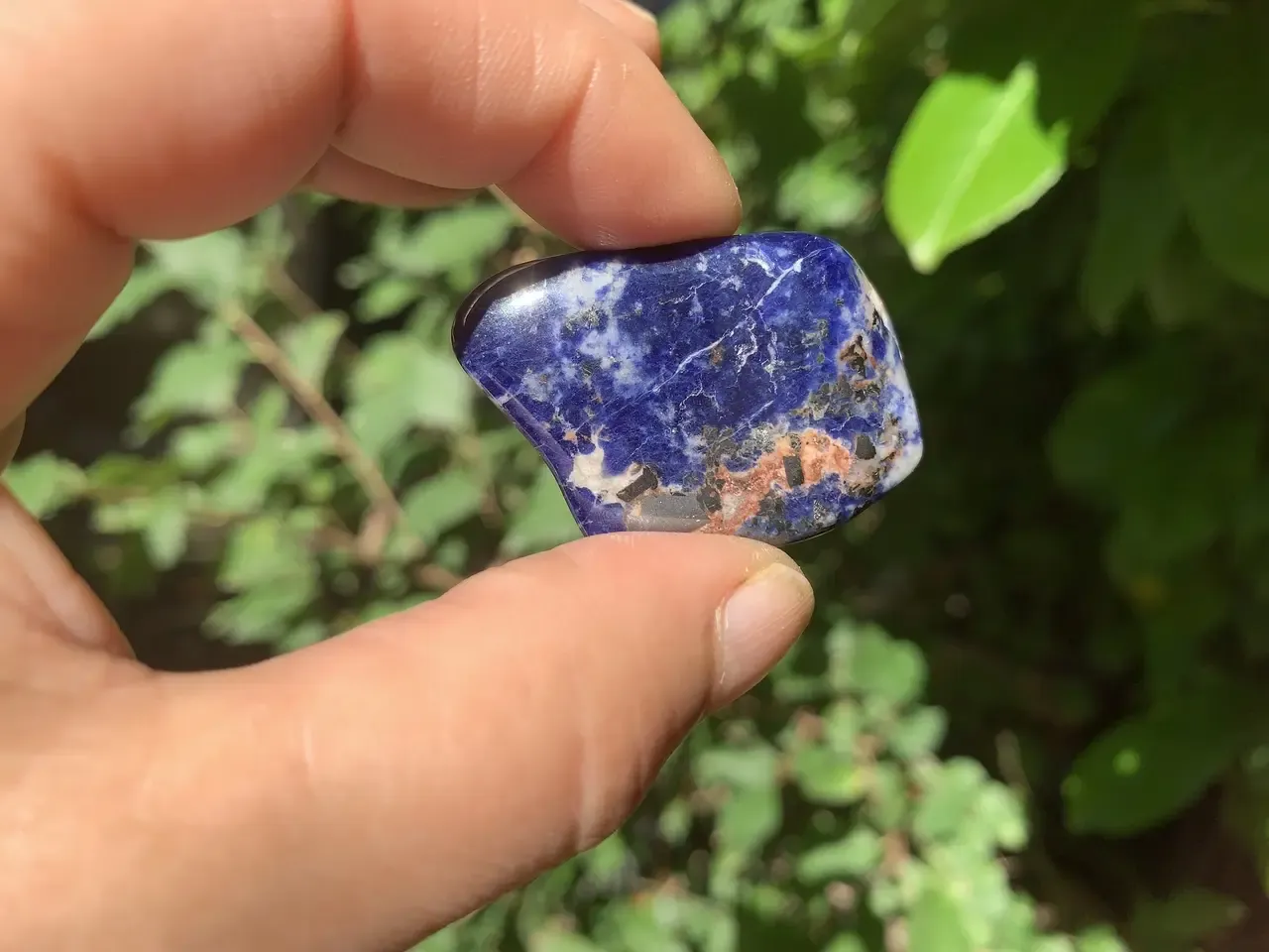 Pierre roulée Sodalite naturelle A - Éveil de la conscience - Namibie