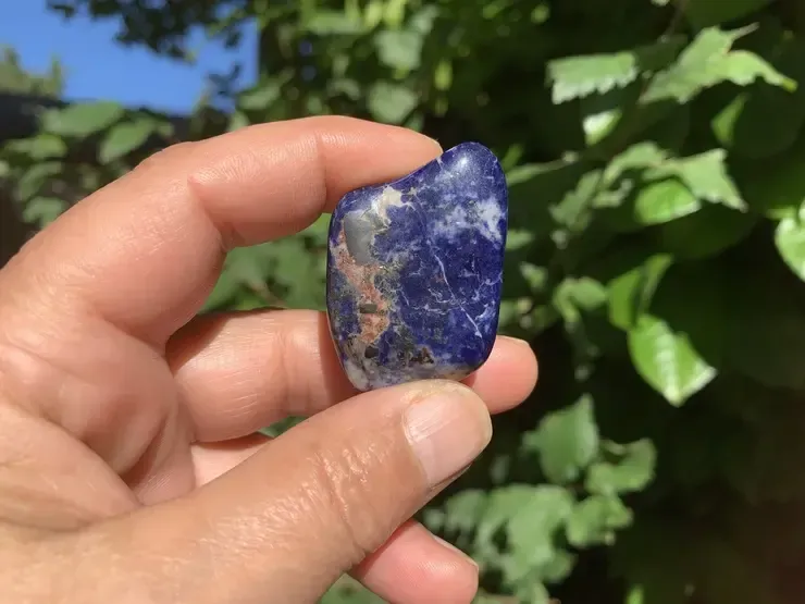 Pierre roulée Sodalite naturelle A - Éveil de la conscience - Namibie