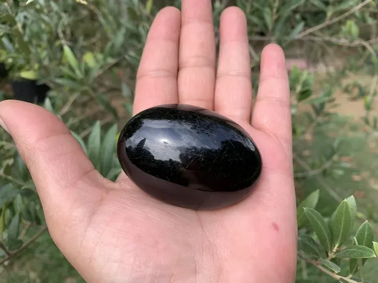 Galet rond Tourmaline noire AA naturelle | Cristal pour praticiens énergétiques