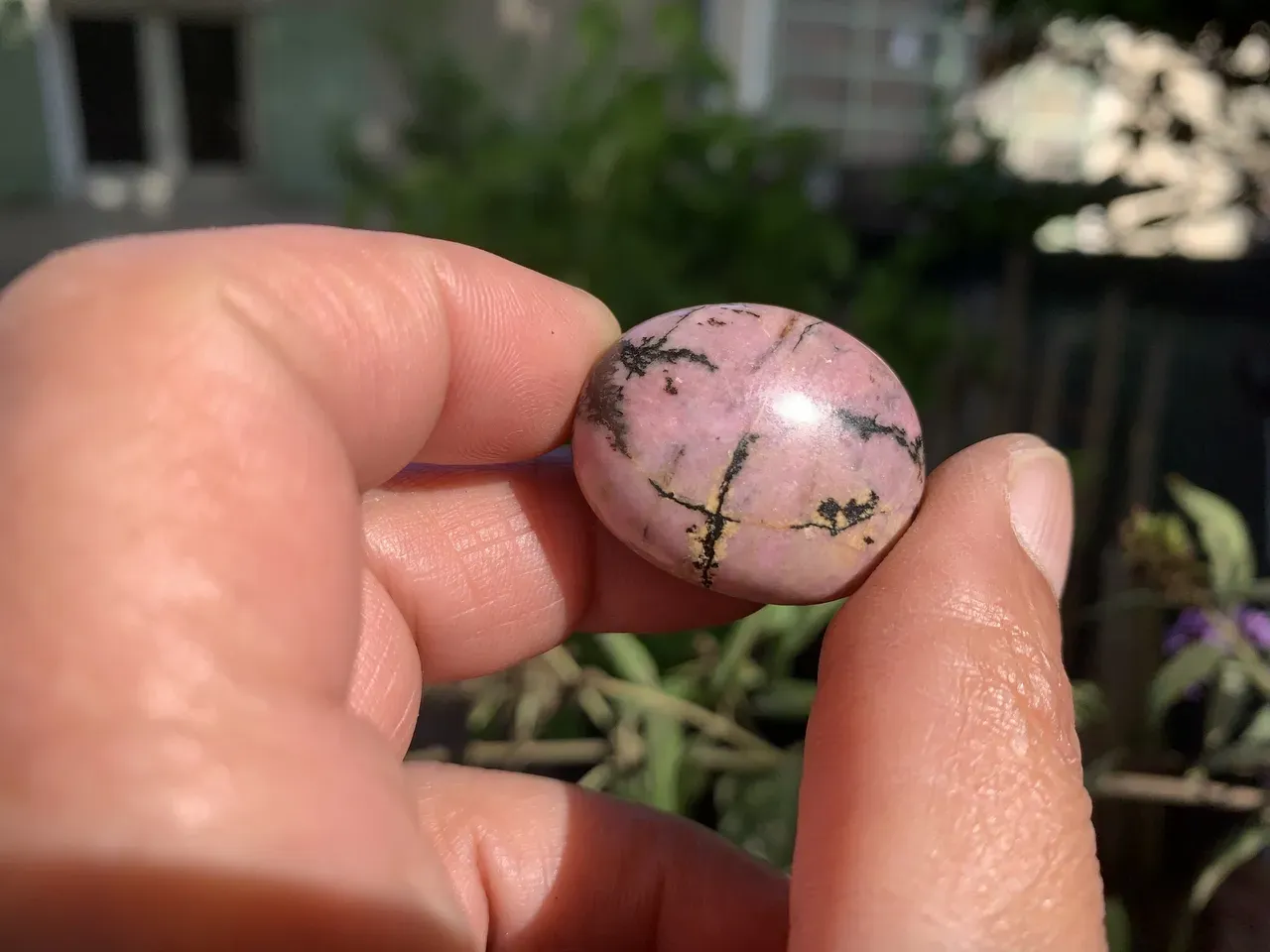 Pierre roulée Rhodonite AA naturelle — Madagascar Pierre roulée Rhodonite AA naturelle — Madagascar