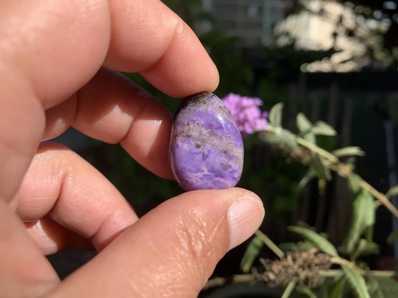 Pierre roulée Charoite AA naturelle — Pierre rare de Russie Pierre roulée Charoite AA naturelle — Pierre rare de Russie