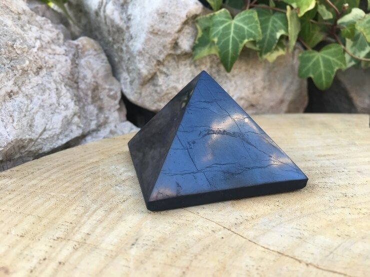 Pyramide Shungite AA naturelle | Pour thérapeutes énergétiques