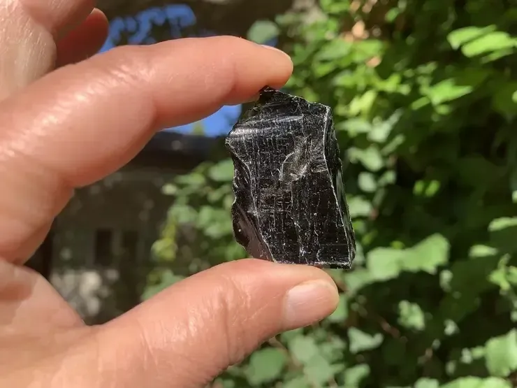 Obsidienne noire brute – Pierre volcanique naturelle | Pour praticiens énergétiques