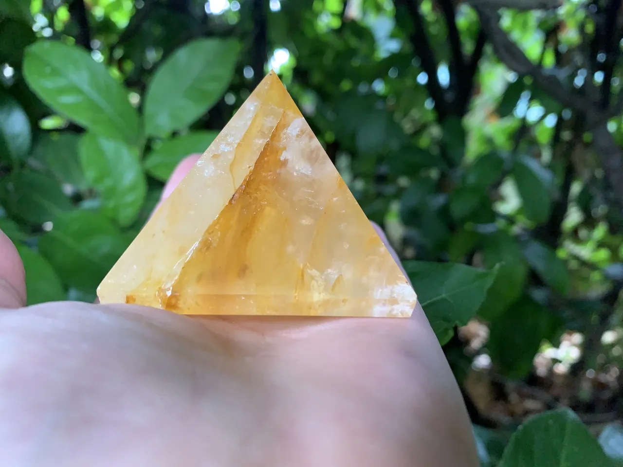 Pyramide Quartz Hématoïde naturel – Outil énergétique pour praticiens