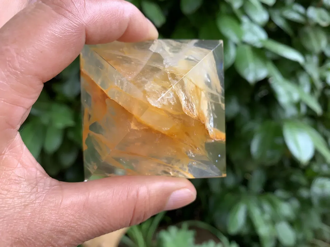 Pyramide Quartz Hématoïde naturel – Outil énergétique pour praticiens