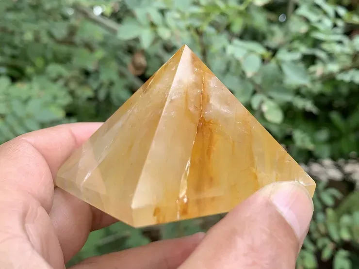 Pyramide Quartz Hématoïde naturel – Outil énergétique pour praticiens
