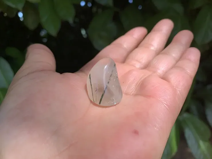 Pierre roulée Quartz rutilé vert A - Cristal Naturel Brésil