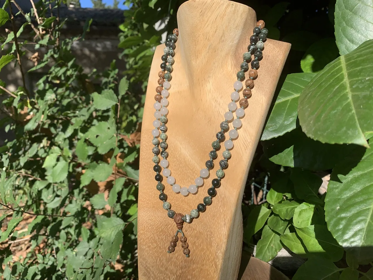 Collier Mala 108 perles Naturelles Jaspe feuille d'argent AA, Jade Blanc A et Bois Santal