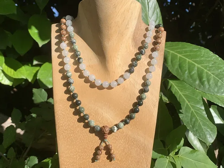 Collier Mala 108 perles Naturelles Jaspe feuille d'argent AA, Jade Blanc A et Bois Santal