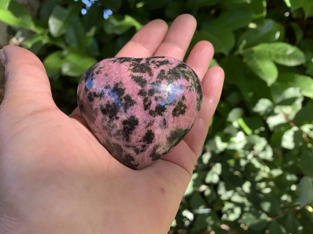 Rhodonite AA naturelle — Cœur (218 g) — Madagascar