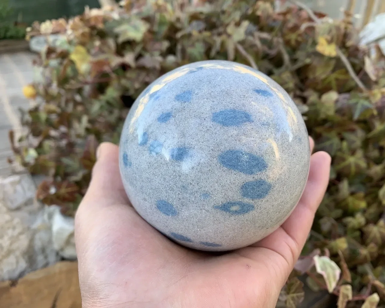 Sphère Quartz lazulite A+ naturel — Pièce minérale (84 mm - 860g) pour ornement des espaces