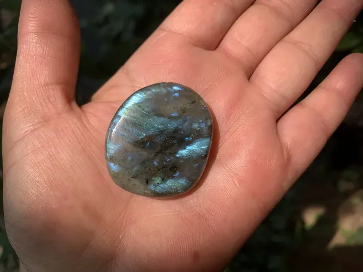 Galet Labradorite A+ Naturelle Madagascar - Protection et Intégrité énergétique
