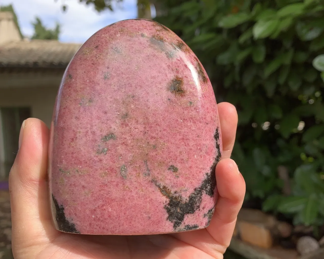 Rhodonite AA naturelle de Madagascar — forme libre (960 g) — Minéral ornement des espaces