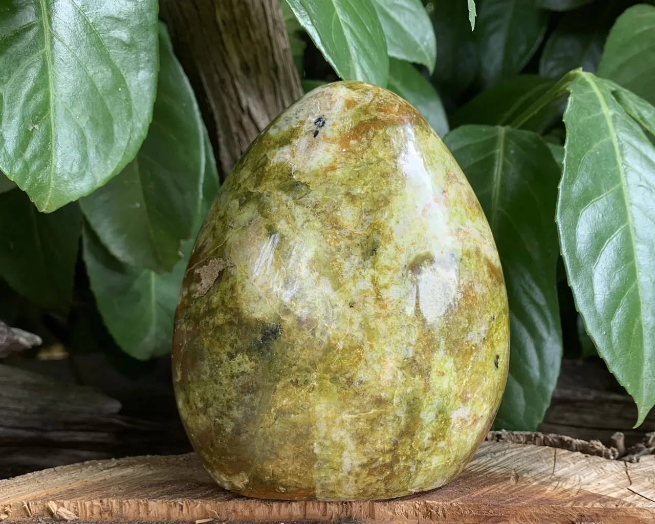 Opale verte A+ naturelle Madagascar — forme libre (940 g) — Ornement des espaces