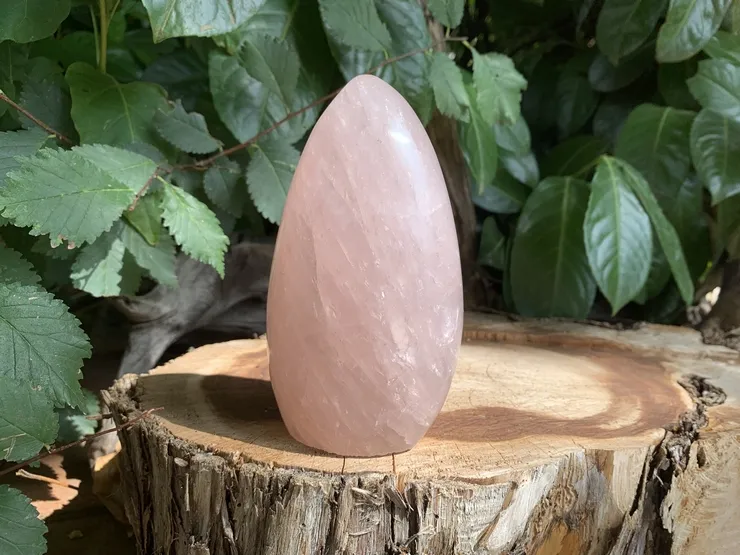 Quartz rose AA naturel de Madagascar — forme libre (857 g) pour ornement des espaces