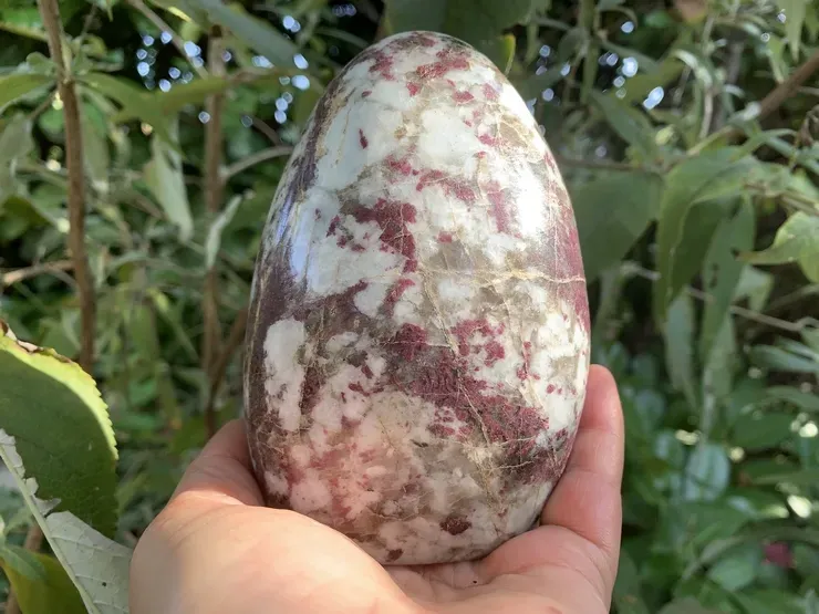 Tourmaline rouge sur Quartz naturel AA — Madagascar — Forme libre ornementale Tourmaline rouge sur Quartz naturel AA — Madagascar — Forme libre ornementale