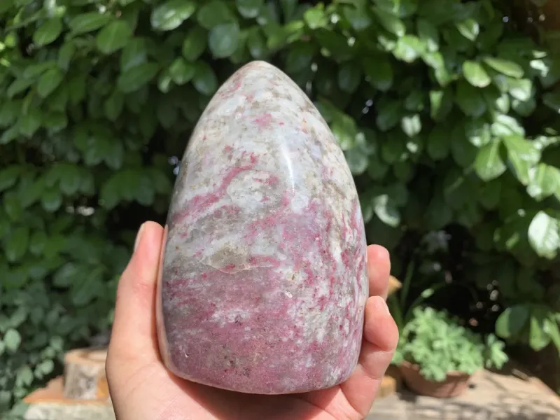 Tourmaline rose (Rubellite) sur Quartz AA naturel — Madagascar — Forme libre ornementale