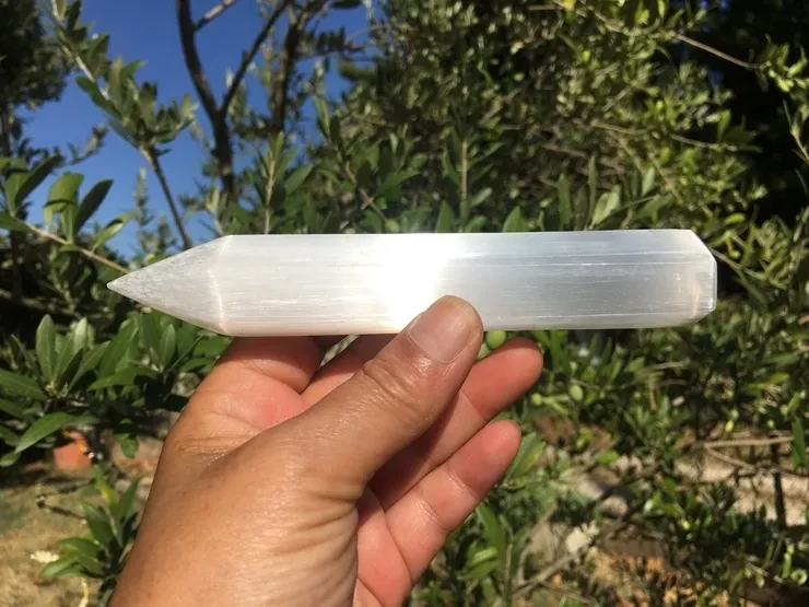 Pointe Sélénite AA naturelle (lévogyre) | Outil pour praticien énergétique