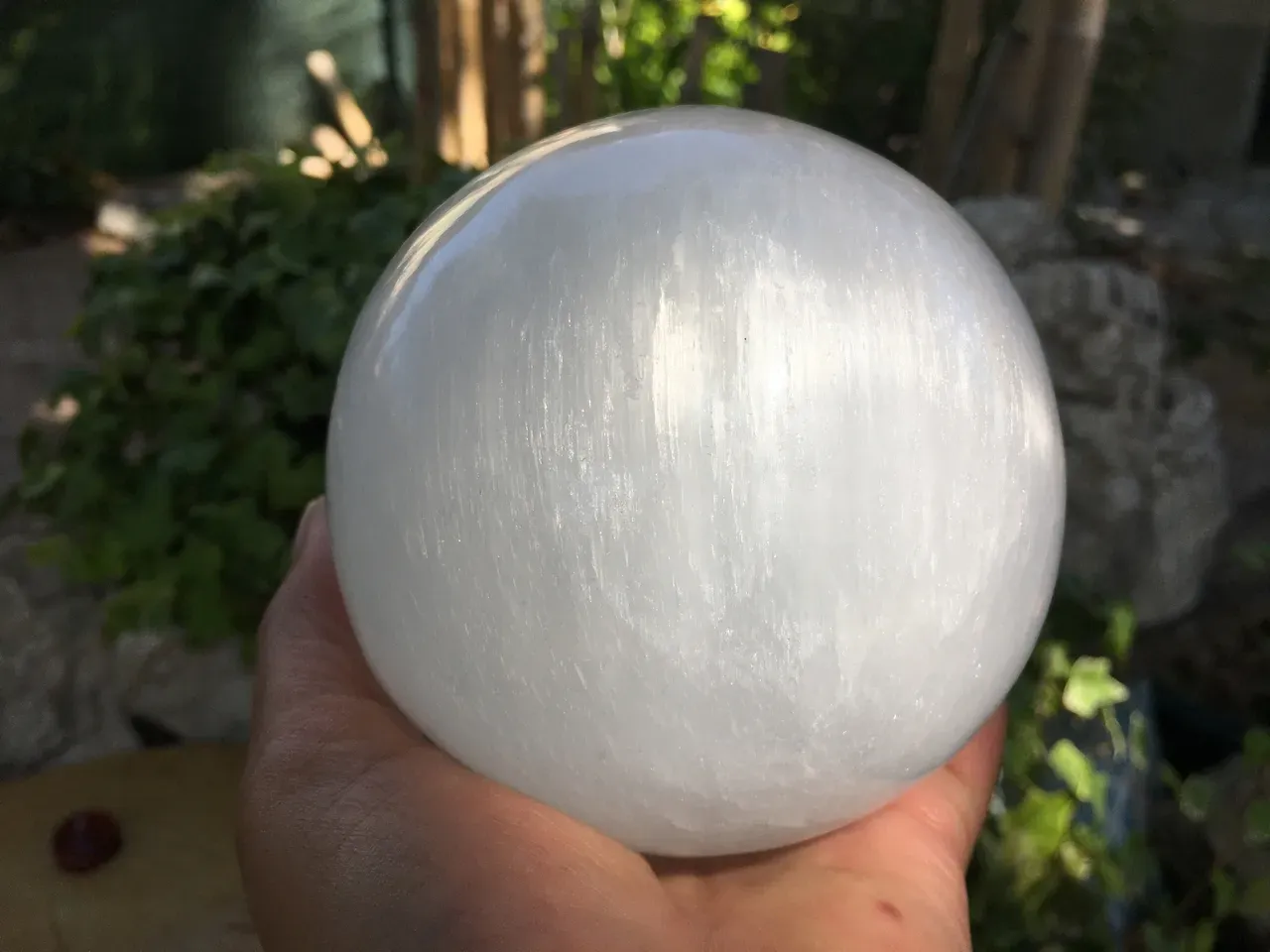 Sphère Sélénite A+ (95 mm - 1 kg) Pierre Naturelle Maroc