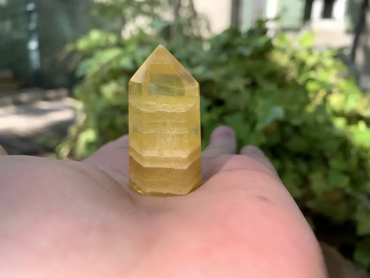 Fluorine (fluorite) Jaune AAA naturelle — Pointe dextrogyre — Cristal pour thérapeutes énergétiques Pointe 6 faces Fluorine Jaune Extra (dextrogyre)