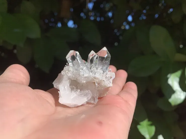 Quartz naturel AAA du Brésil – Amas cristallin compact et lumineux