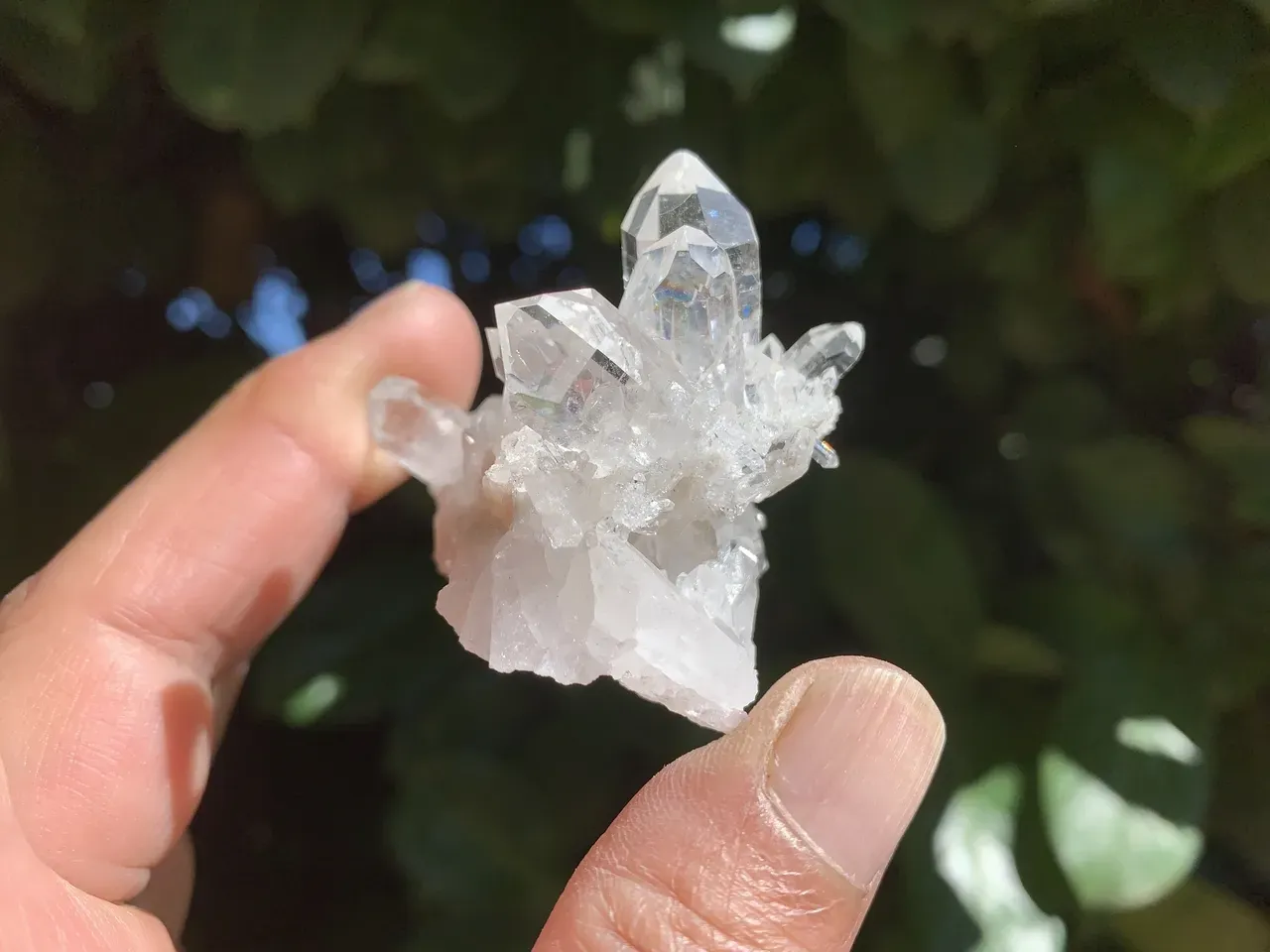 Quartz naturel AAA du Brésil – Amas cristallin compact et lumineux