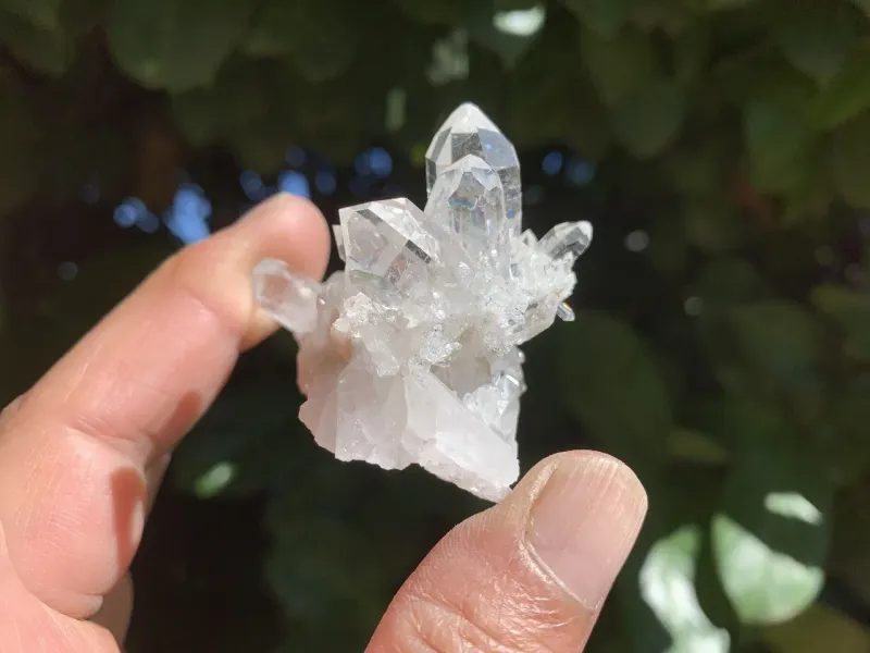 Quartz naturel AAA du Brésil – Amas cristallin compact et lumineux