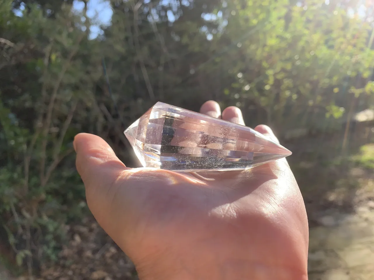 Pointe biterminée 24 faces, géométrie Vogel — Cristal naturel pour praticiens énergétiques