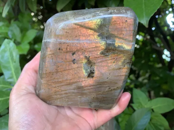 Labradorite orange et dorée naturelle – Madagascar | Minéral pour cabinets praticiens énergétiques
