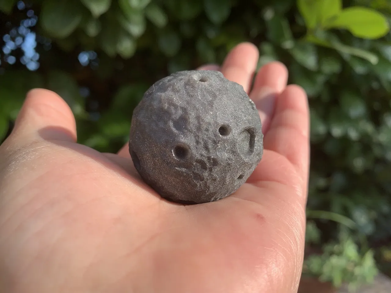 Sphère Obsidienne argentée AA – Pièce unique avec cratères lunaires naturels