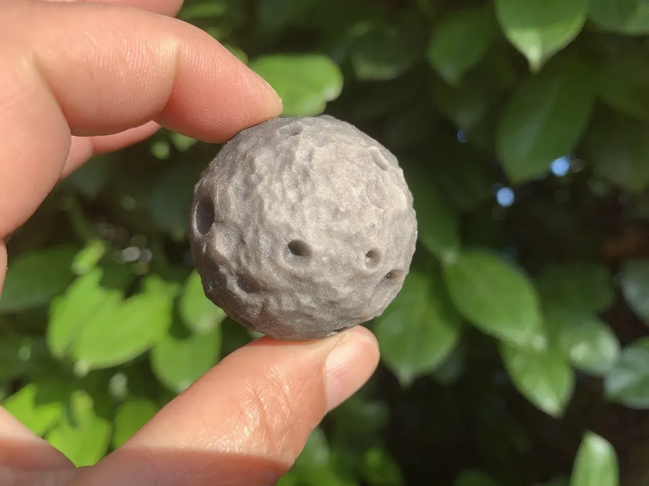 Sphère Obsidienne argentée AA – Pièce unique avec cratères lunaires naturels