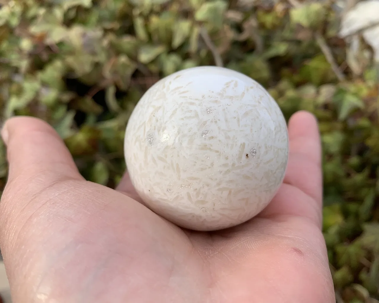 Scolécite naturelle — sphère minérale sélectionnée pour praticiens