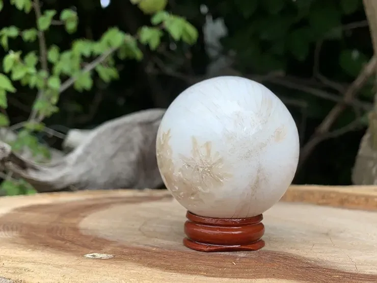 Scolécite naturelle — sphère minérale sélectionnée pour praticiens