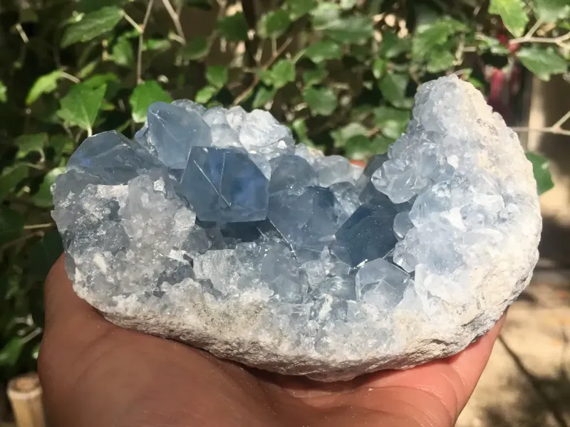 Célestine de Madagascar — Géode naturelle à cristallisation dense