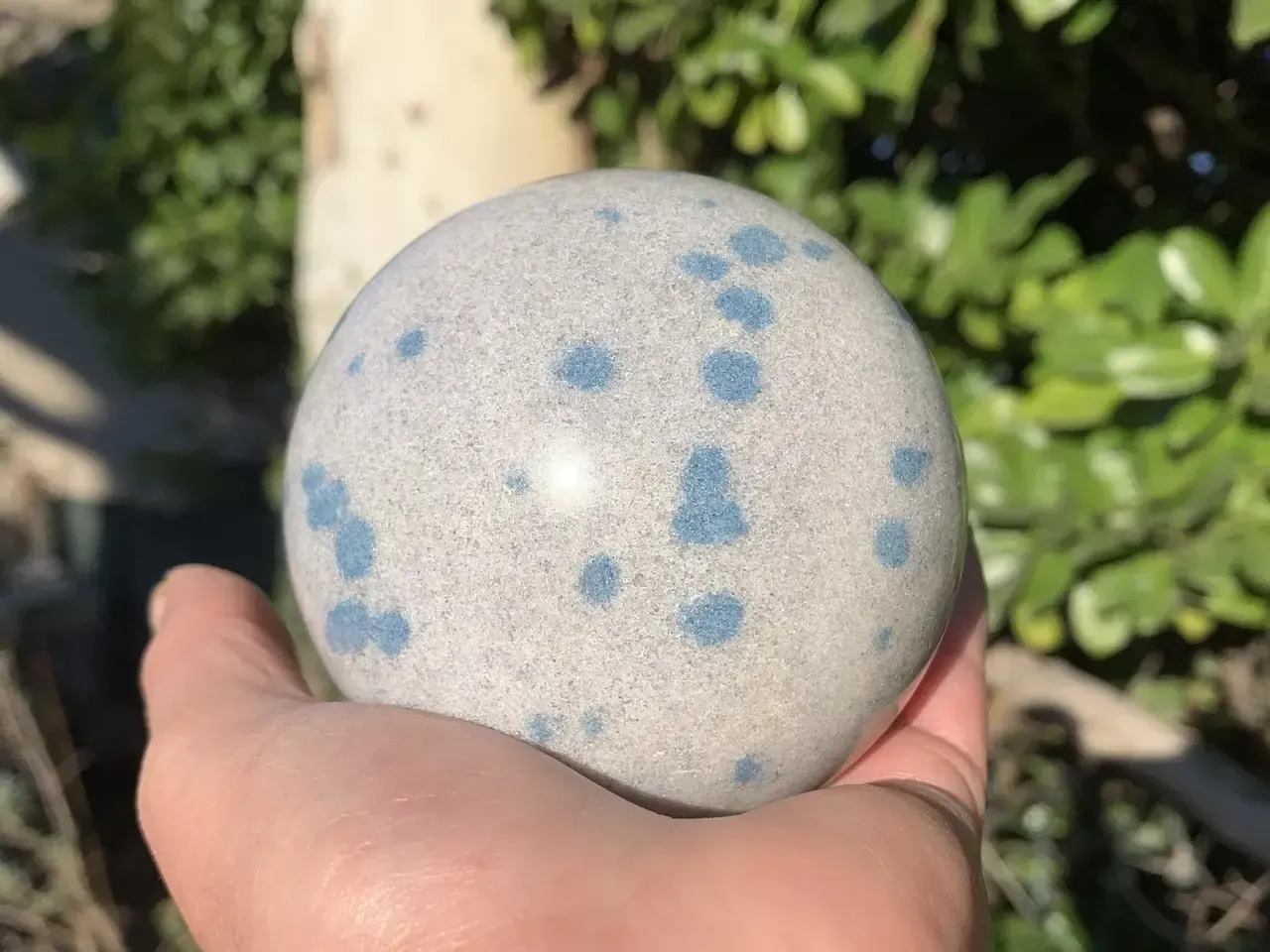 Sphère quartz à lazulite — inclusions bleues naturelles