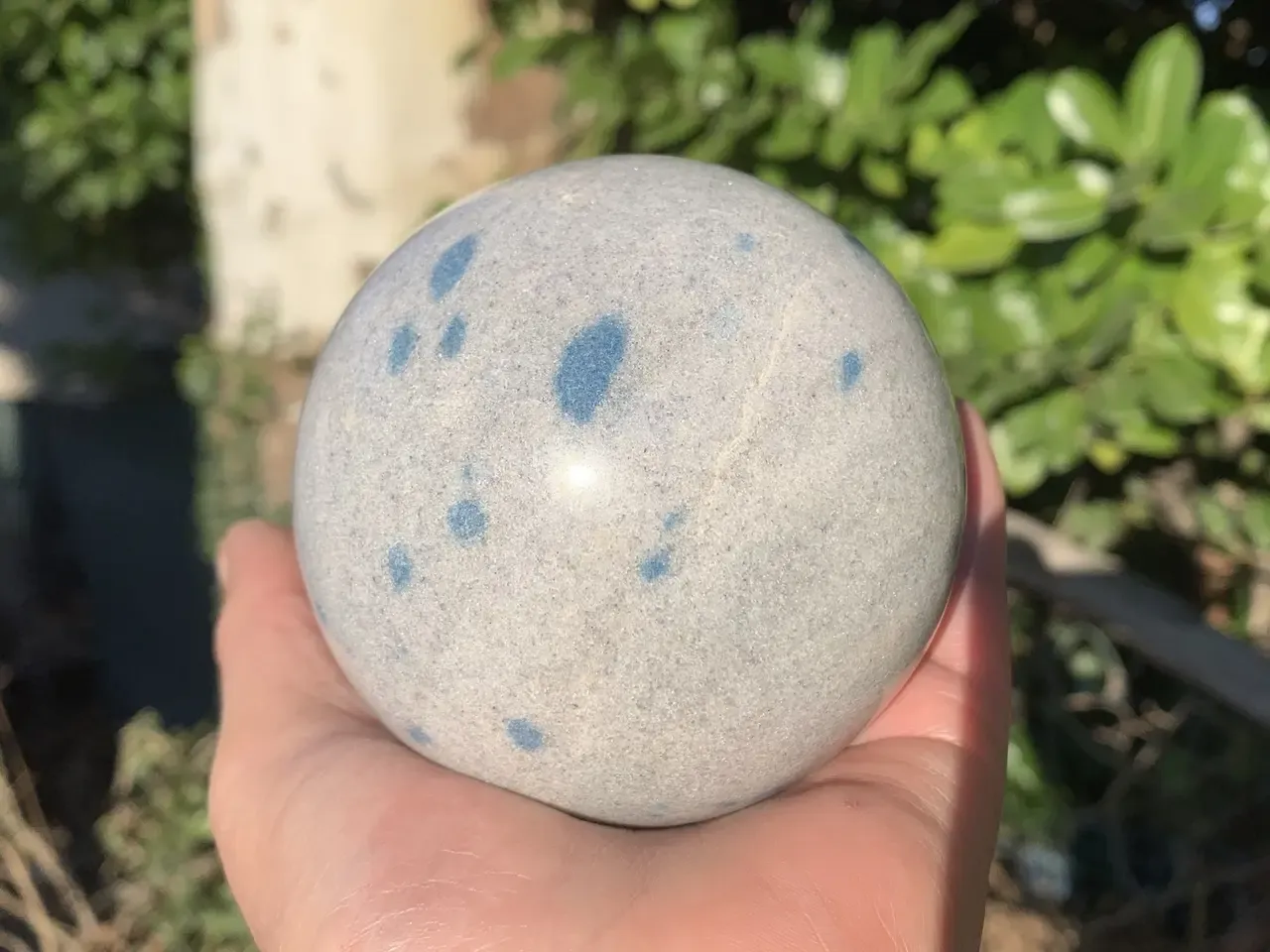 Sphère quartz à lazulite — inclusions bleues naturelles