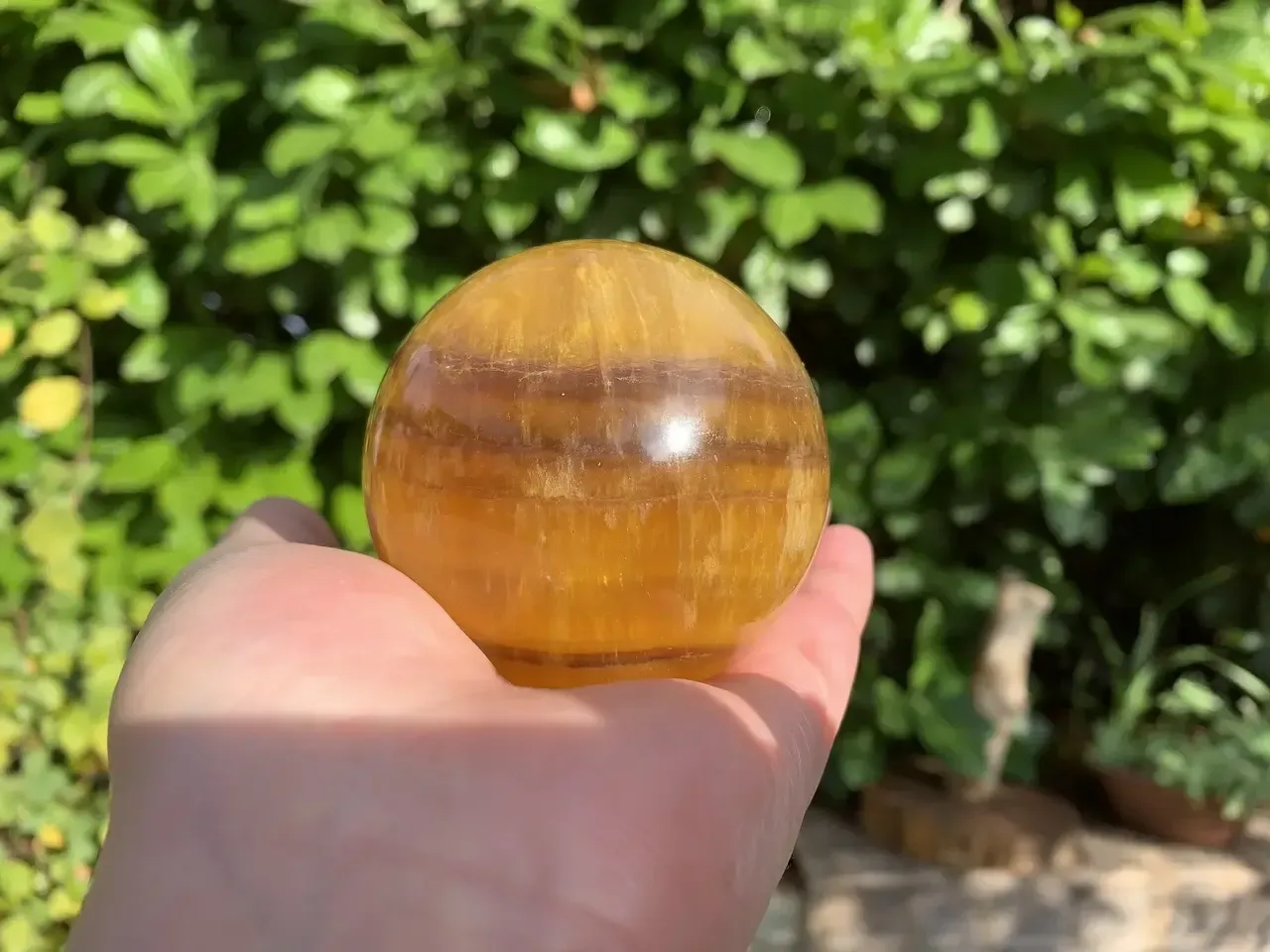 Sphère en fluorine jaune et violette naturelle